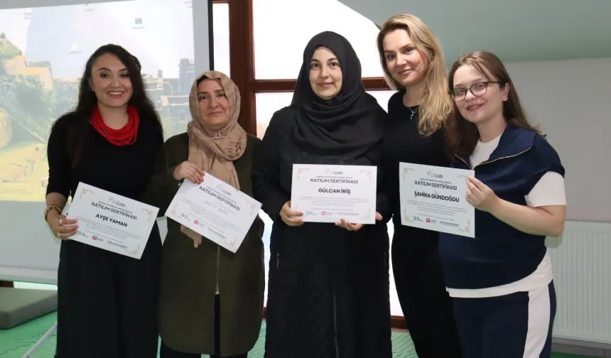 İZGİM'de anne adaylarının sertifika sevinci