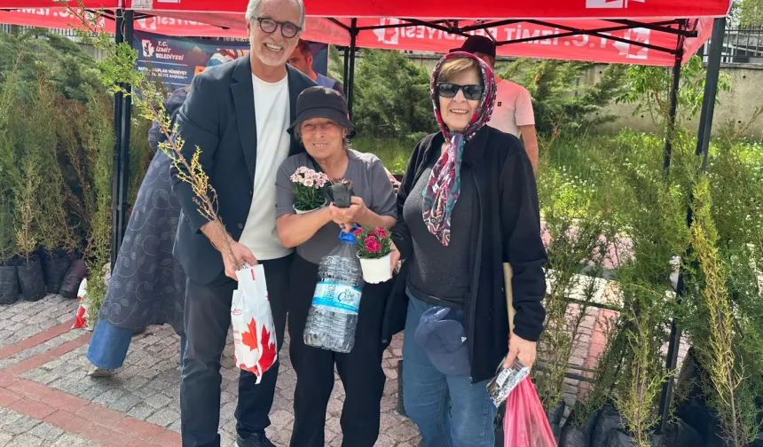 Kocaeli İzmit'te mezarlıklarda fide dağıtıldı
