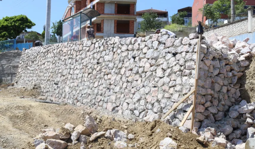 Kocaeli İzmit'te taş duvar yenileme çalışması