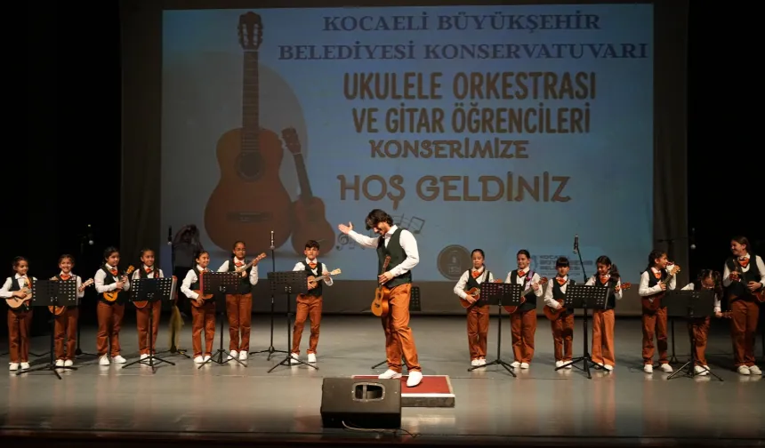 Kocaeli'de konservatuvar öğrencileri hem çaldı hem oynadı