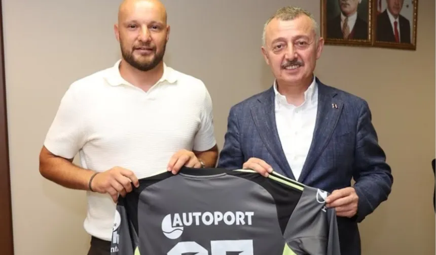 Kocaelispor'un kaptanı formasını Başkan Büyükakın'a hediye etti
