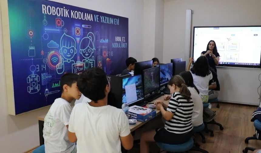 Kocaeli İzmit Belediyesi Robotik Kodlama ve Yazılım Evi'nde eğitimler başladı