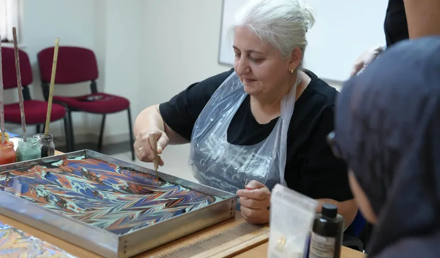 Ankara Keçiören'de şehit yakınlarına ebru sanatı workshopu