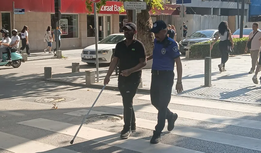 Görme engelli vatandaşa Kocaeli Zabıtası'ndan destek eli