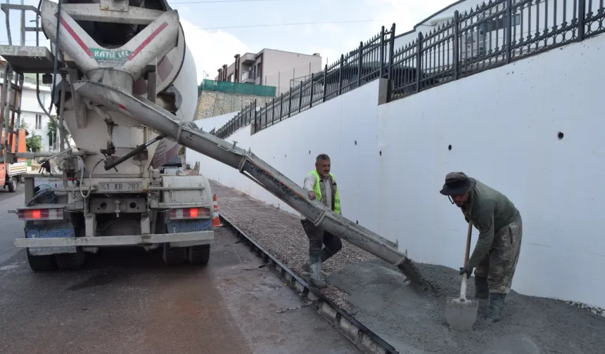 İzmit Belediyesi'nden Tüysüzler'e beton kaldırım