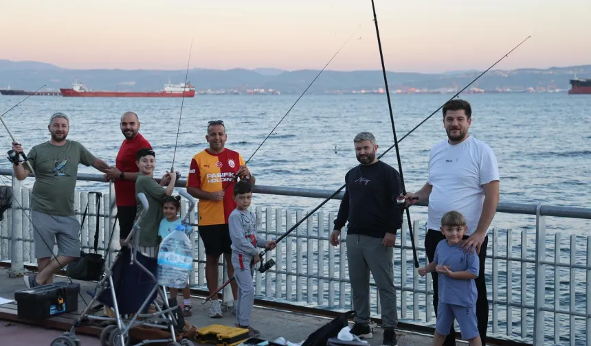 Gebze'de baba-çocuk balık tutma keyfi yaşadı