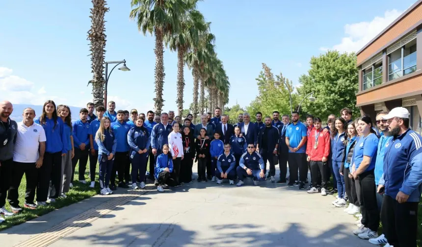 Kocaeli'de Başkan Büyükakın başarılı sporcularla buluştu