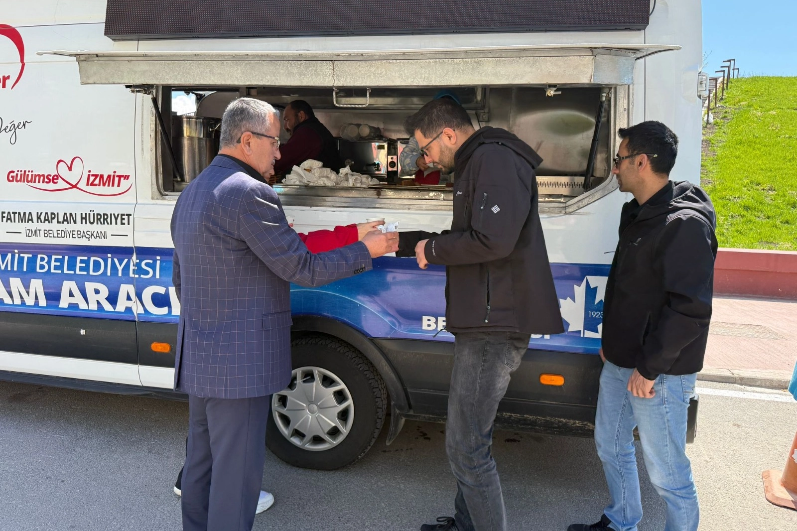 İzmit'te vatandaşlara sıcak ikram