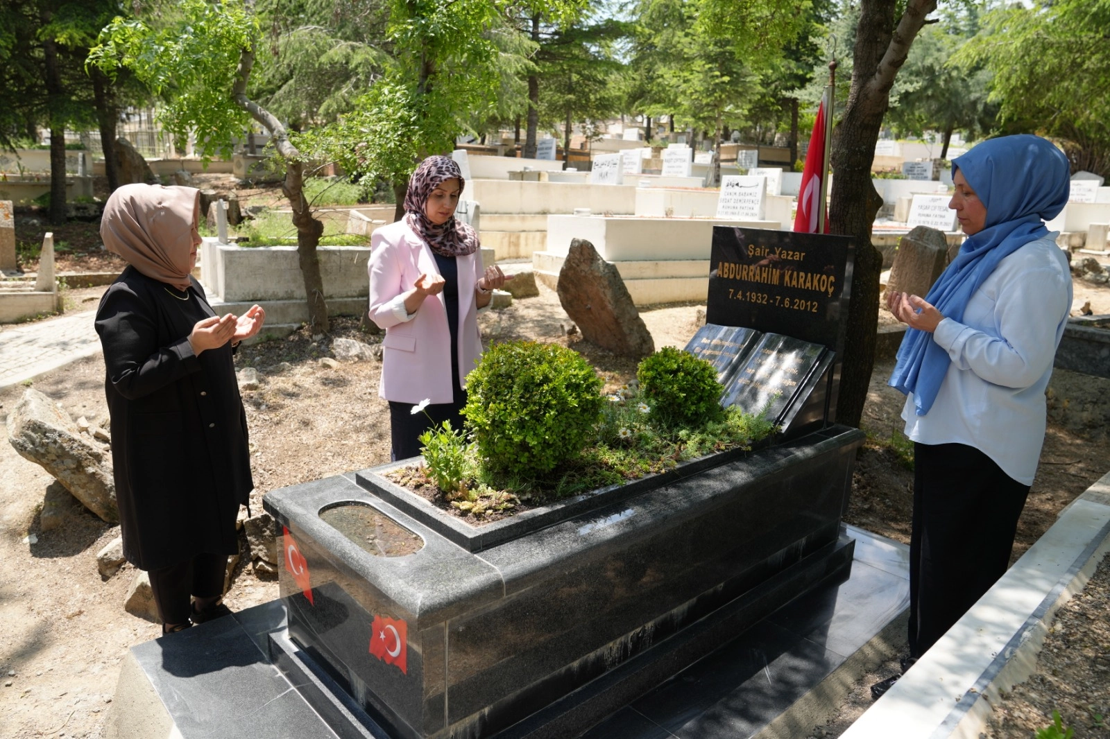 Keçiören'de Abdurrahim Karakoç'un kabri yenilendi