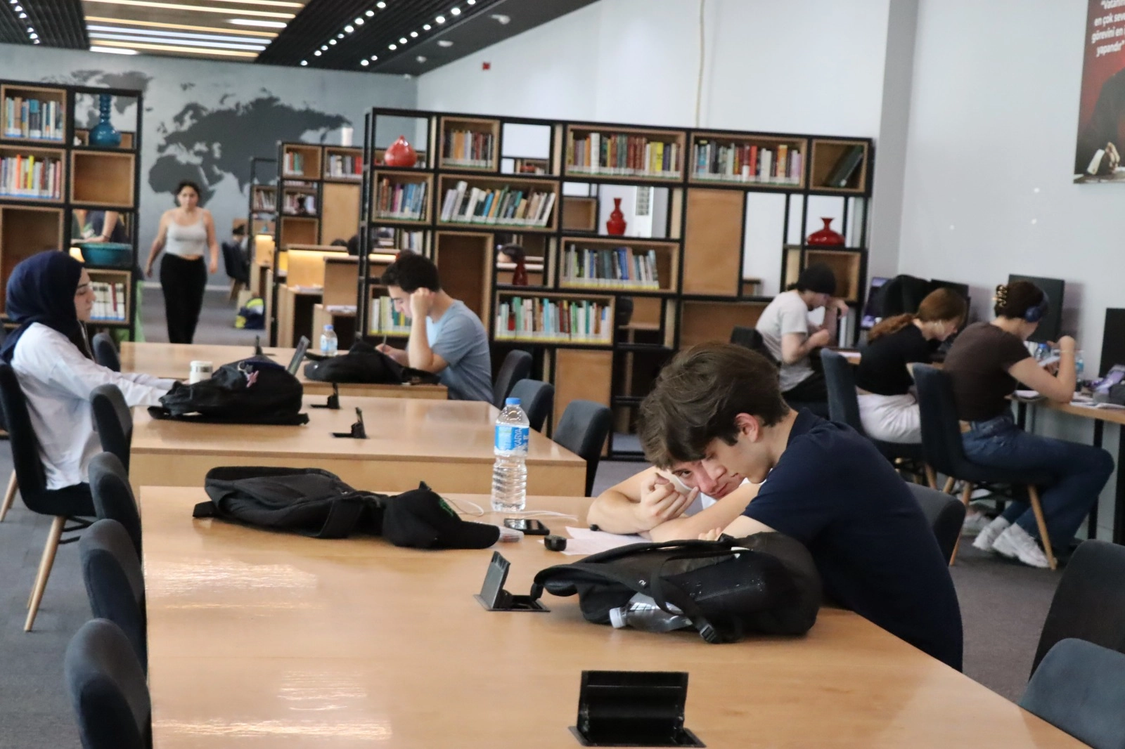 İzmit'te sınav öncesi gençlerin adresi kütüphaneler